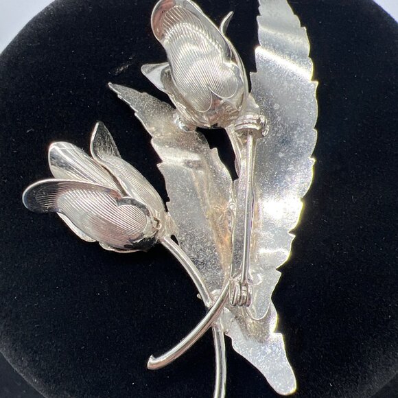 Silver Rosebud Brooch Pin With Textured Leaf Design - Picture 5 of 8